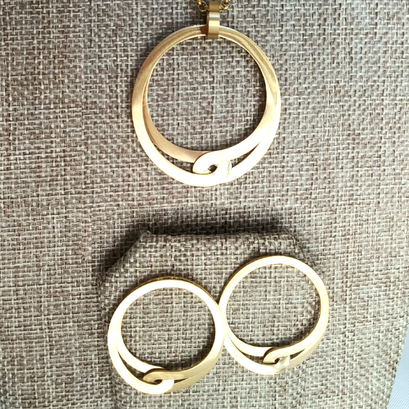 Juego de collar y aretes